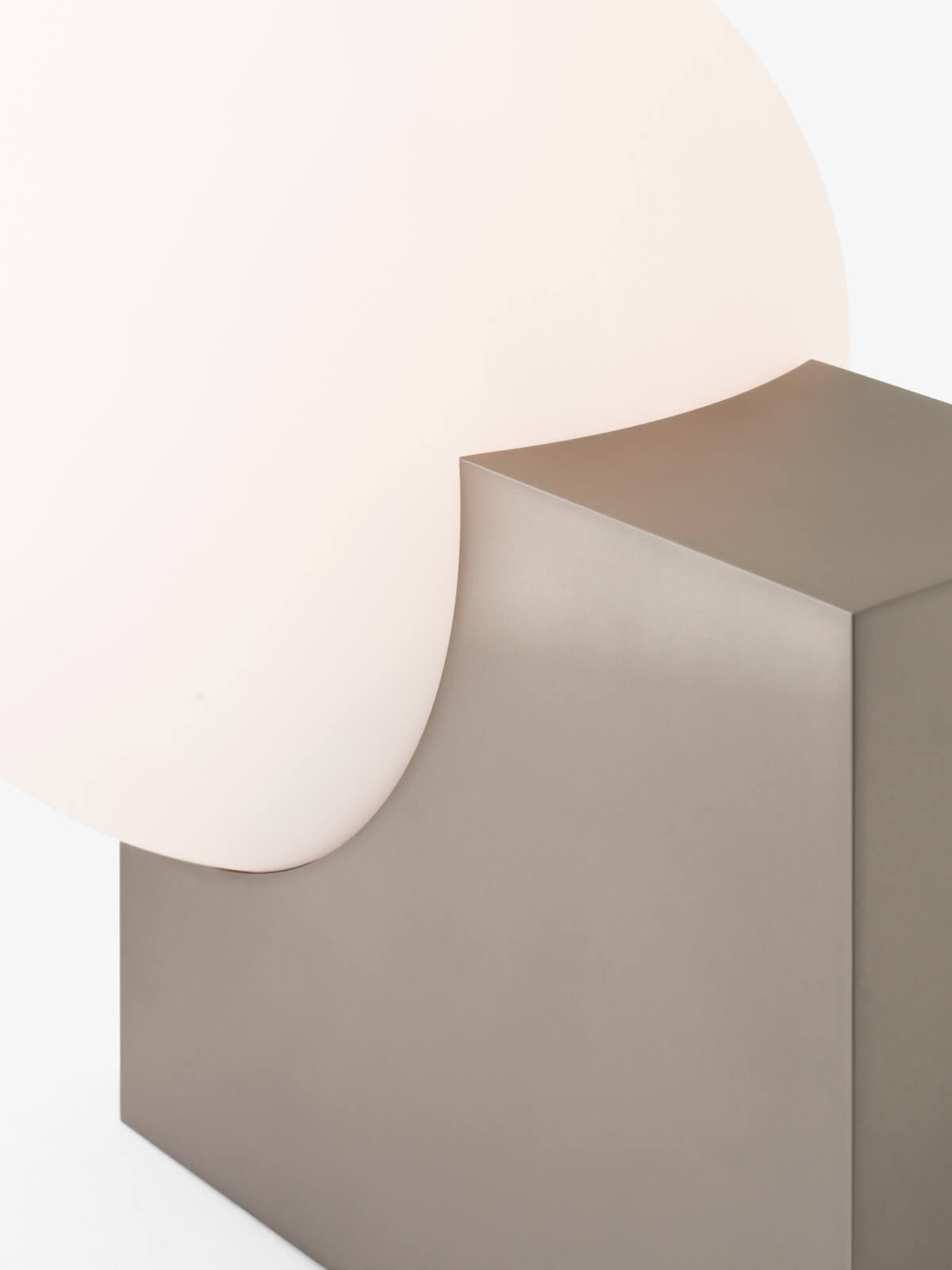 &Tradition Journey SHY4 Stehleuchte in gebürstetem Stahl mit kugelförmigem Schirm, skandinavisches Design für Innenräume