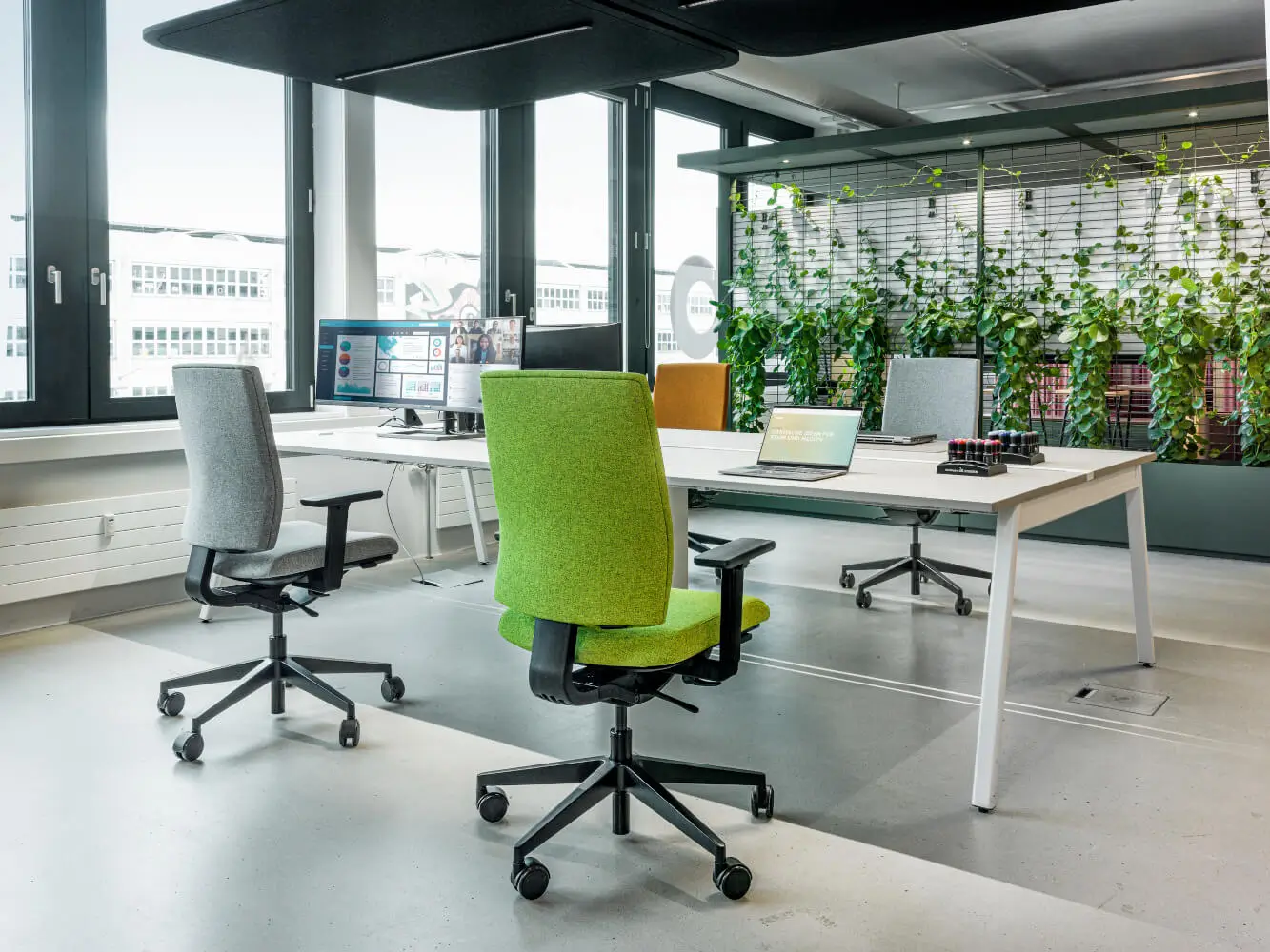 Girsberger Kyra Bürostuhl mit hoher Rückenlehne und Armlehnen für ergonomisches Sitzen in modernen Bürobereichen.