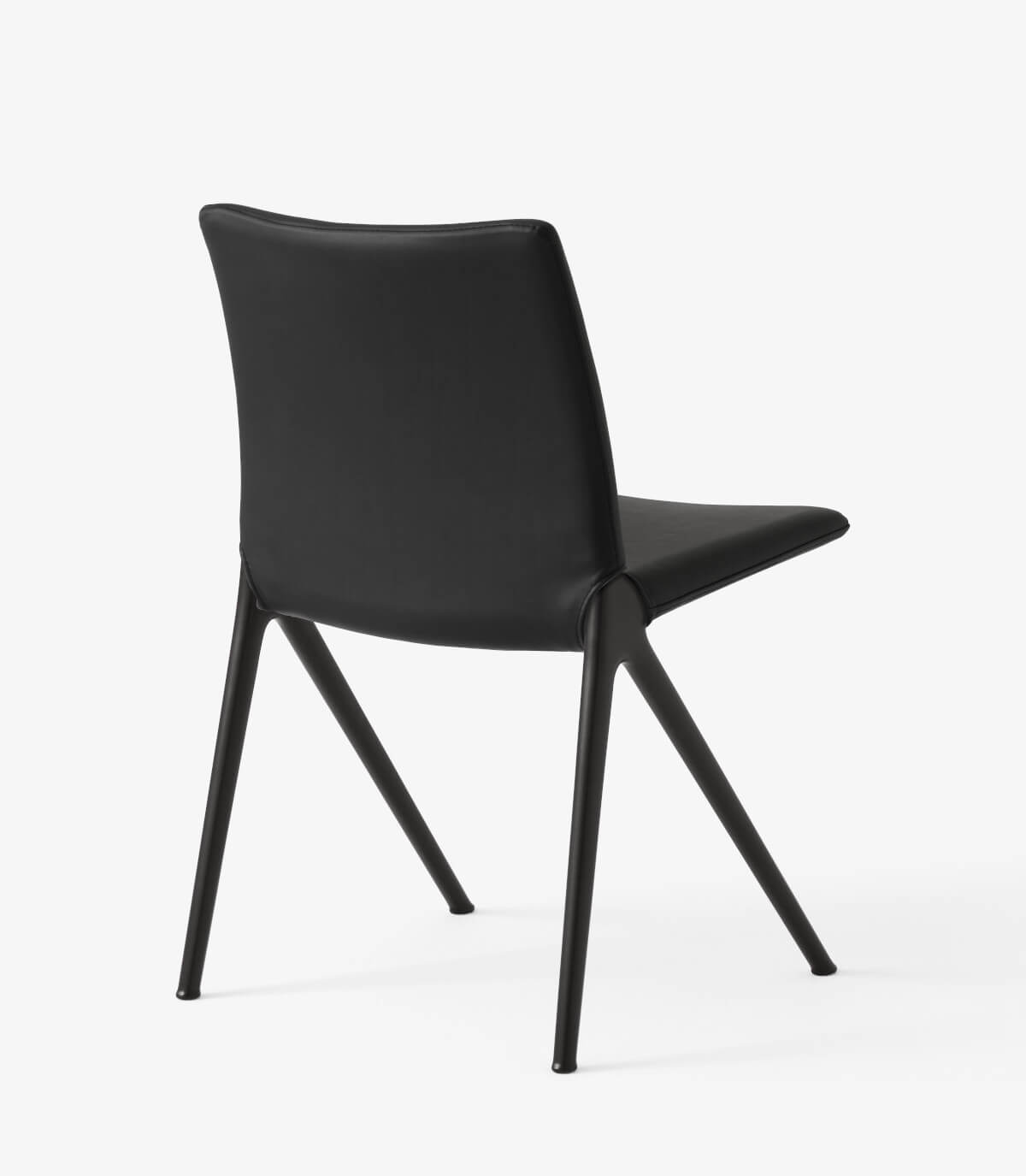 &Tradition Kape IF7 Stuhl in Schwarz, nobler Lederstuhl mit modernem Design für Esszimmer und Büro