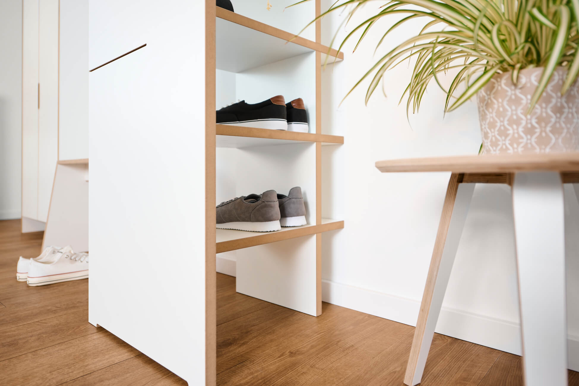 Tojo Angeber Garderobe