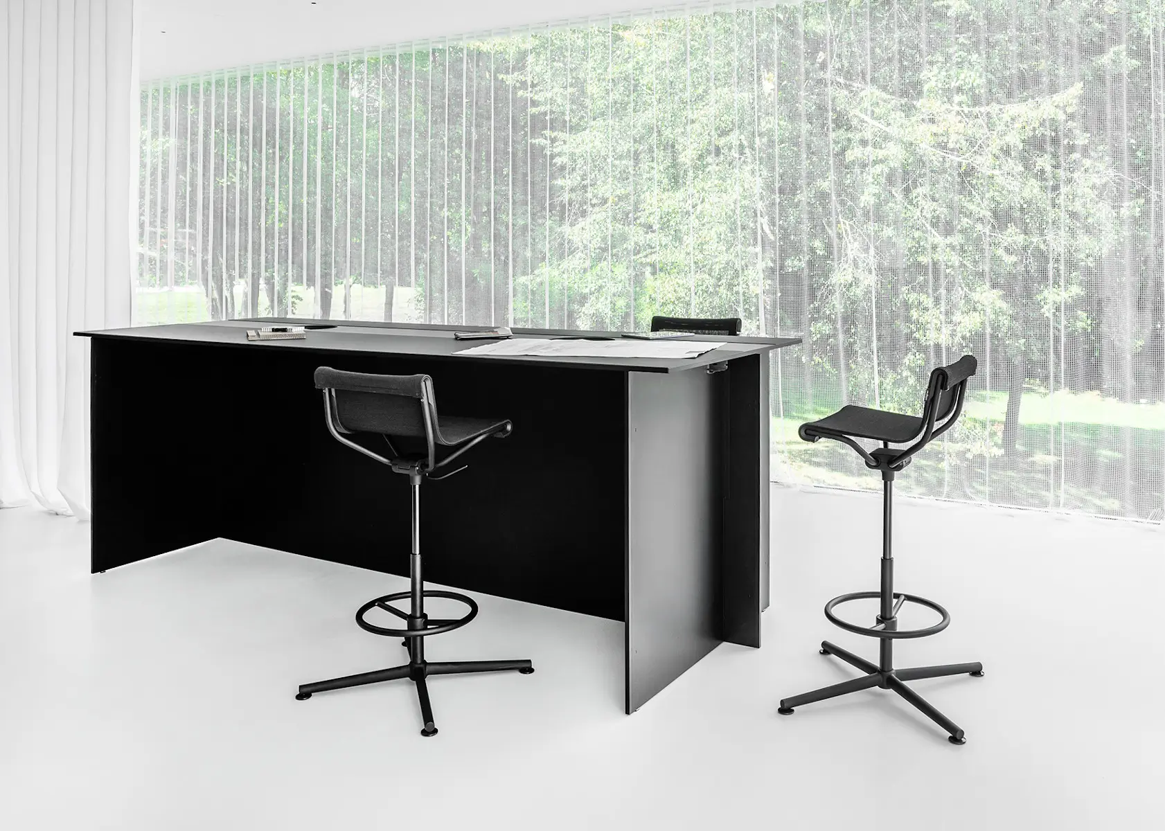 Zwei Wagner d1 Highstools in hoher Ausführung als ergonomische Stehhilfen an einem modernen Arbeitsplatz.