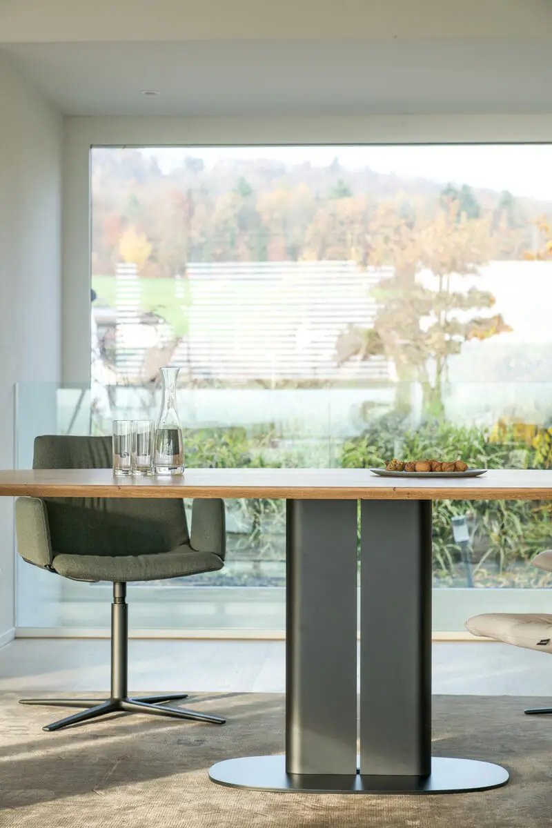 Girsberger Amieta Work Tisch mit Holzplatte und zentralem Tischgestell im Wohnbereich