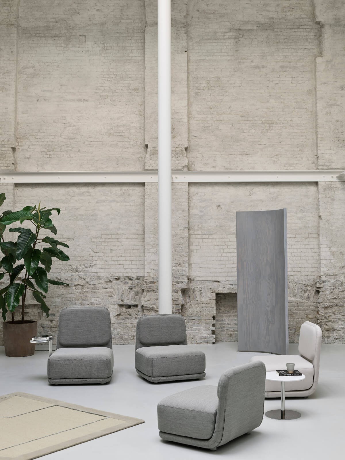 Softline Standby Sessel niedrig, moderner Loungesessel mit gepolsterter Sitzfläche, skandinavisches Design für Wohn- und Loungebereiche