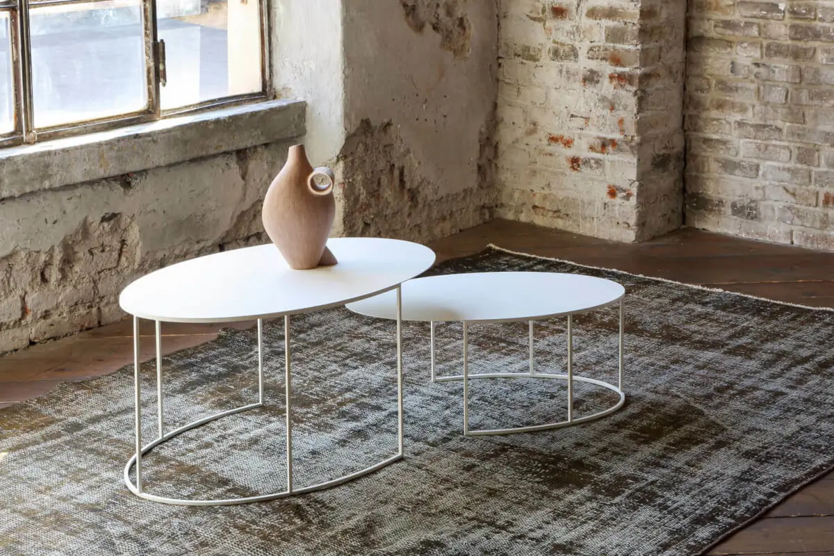 Zeus Slim Irony Oval Couchtische mit klarer Form und filigraner Stahlkonstruktion