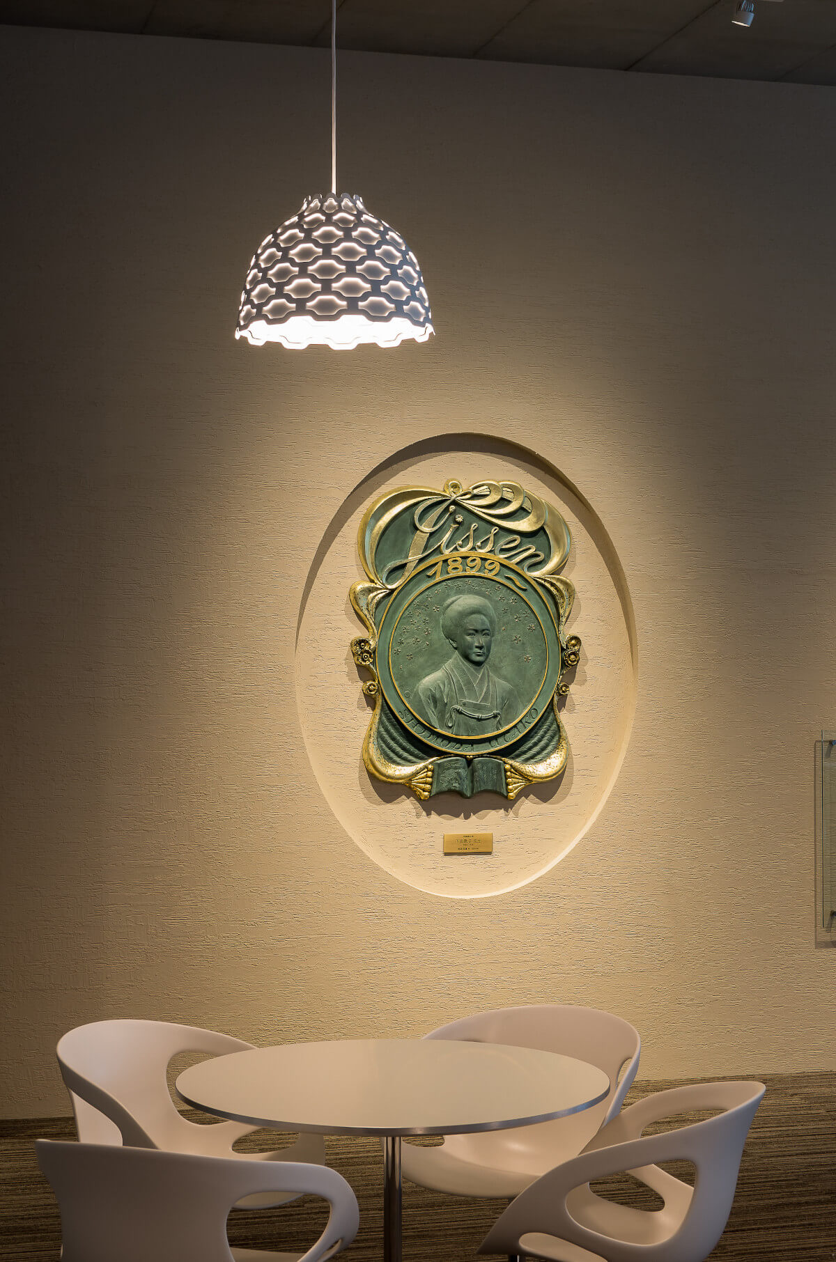 Elegante Louis Poulsen LC Shutters Hängelampe in Weiß mit dekorativem Lichtmuster und zeitlosem Design.