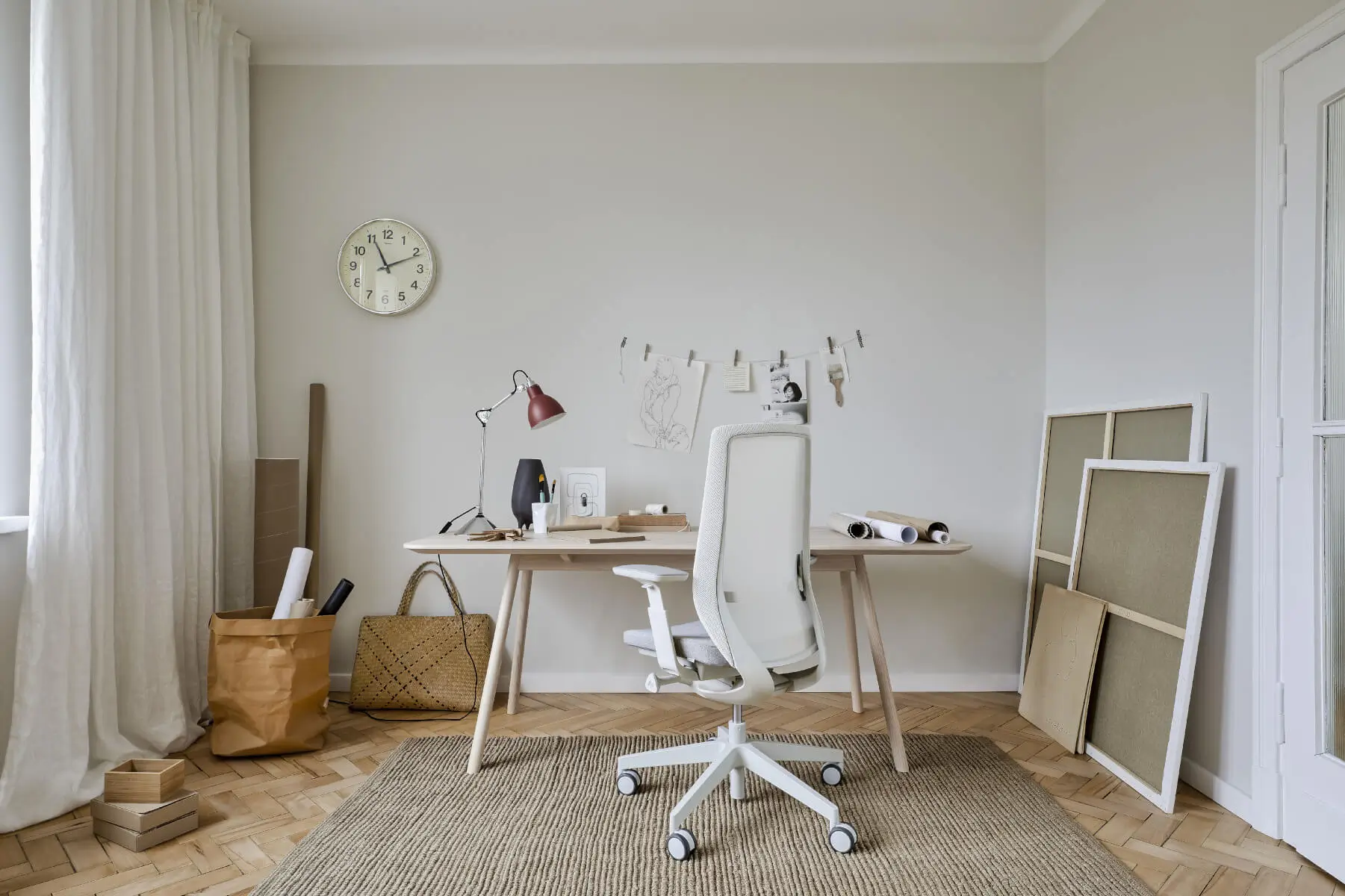 Profim Accis Pro Bürostuhl an einem Schreibtisch für einen wohnlichen Homeoffice-Arbeitsplatz