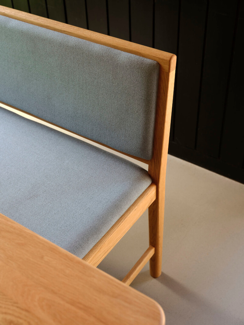 Zeitlose J176 Sønderborg Bank aus Eiche natur von FDB Møbler – harmonisch in Ess- und Wohnbereichen einsetzbar