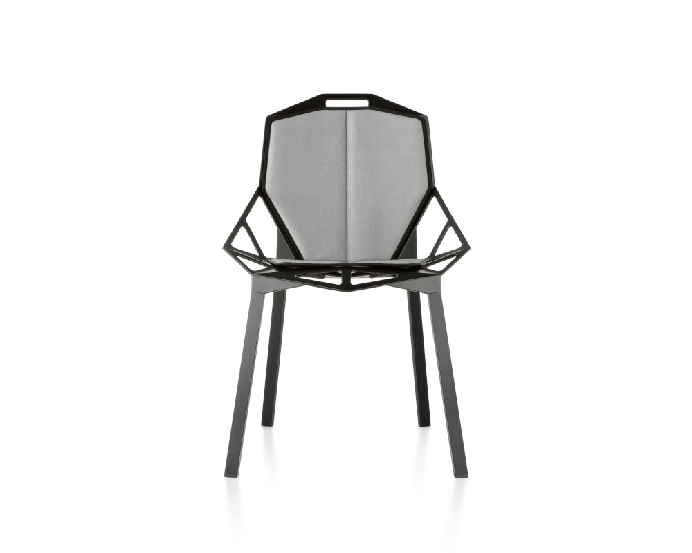 Magis Chair One – Modernes Esszimmer-Ambiente Magis Chair One mit Sitz- und Rückenkissen im modernen Esszimmer, bequem, hochwertig und stilvolles Design