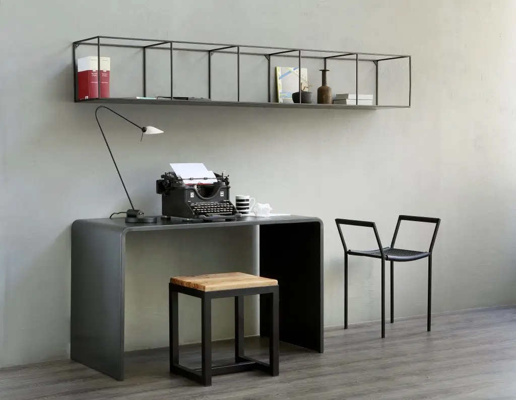 Zeus Slim Irony Wandregal über einem Schreibtisch im Homeoffice mit stilvoller Aufbewahrung für Bücher, Vasen und Arbeitsutensilien.