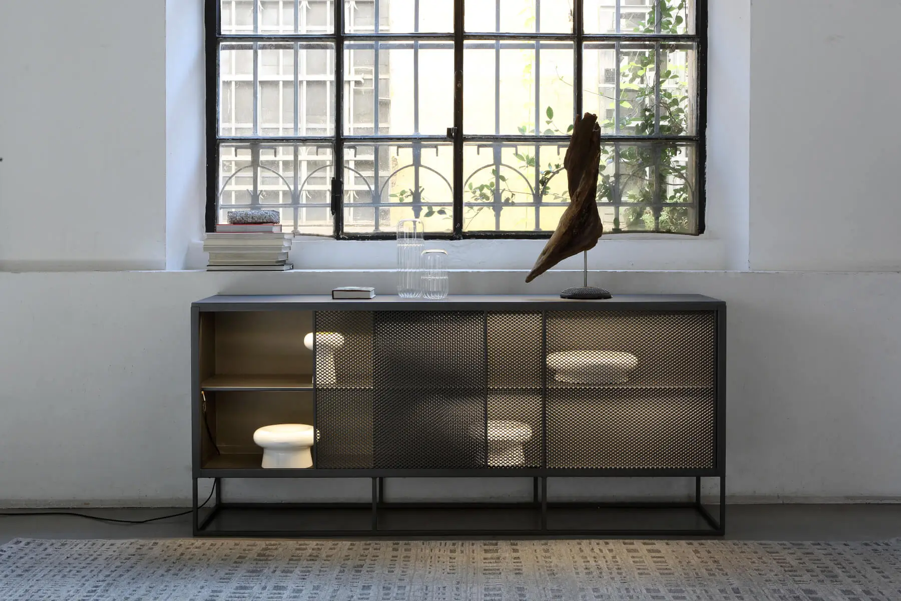 Zeus Isotta Sideboard vor einer großen Fensterfront als elegante Aufbewahrungslösung.