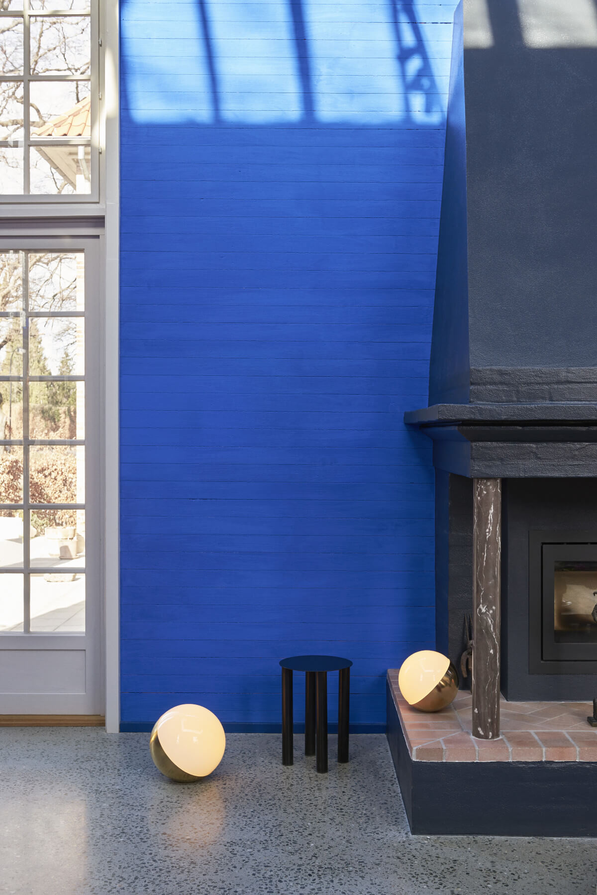 Louis Poulsen VL Studio Leuchte mit mundgeblasenem Opalglas, ideal für stilvolle Akzentbeleuchtung.