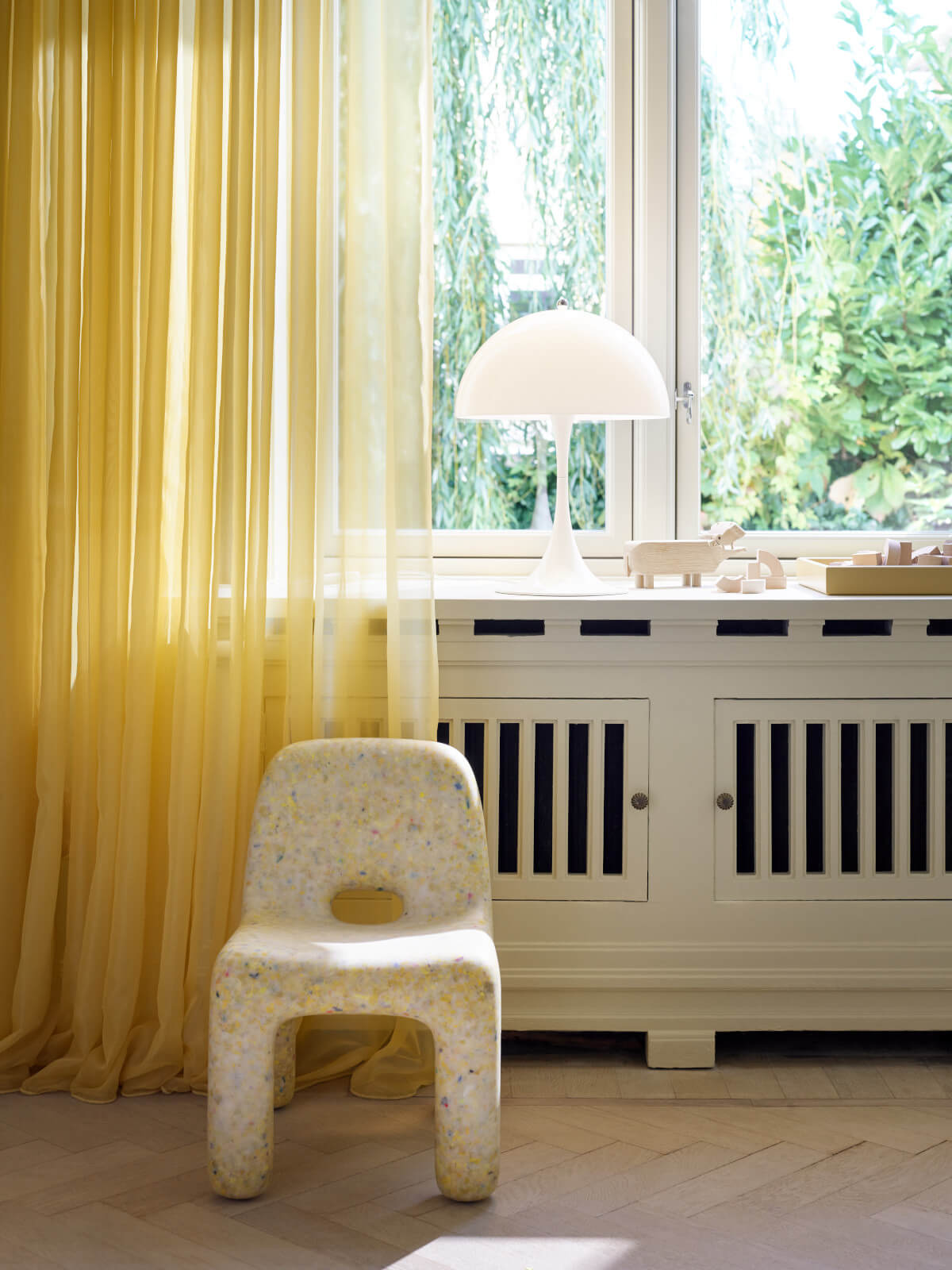 Moderne Panthella 320 Tischlampe von Louis Poulsen, elegantes skandinavisches Design für Wohnraum und Ambiente.