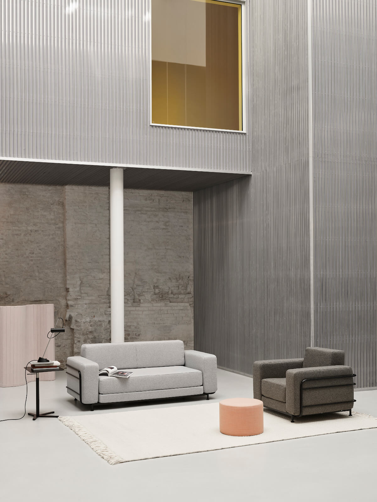 Softline Silver Sofa, modernes Design mit langlebigem Stoff und hohem Sitzkomfort für jede Wohnsituation.