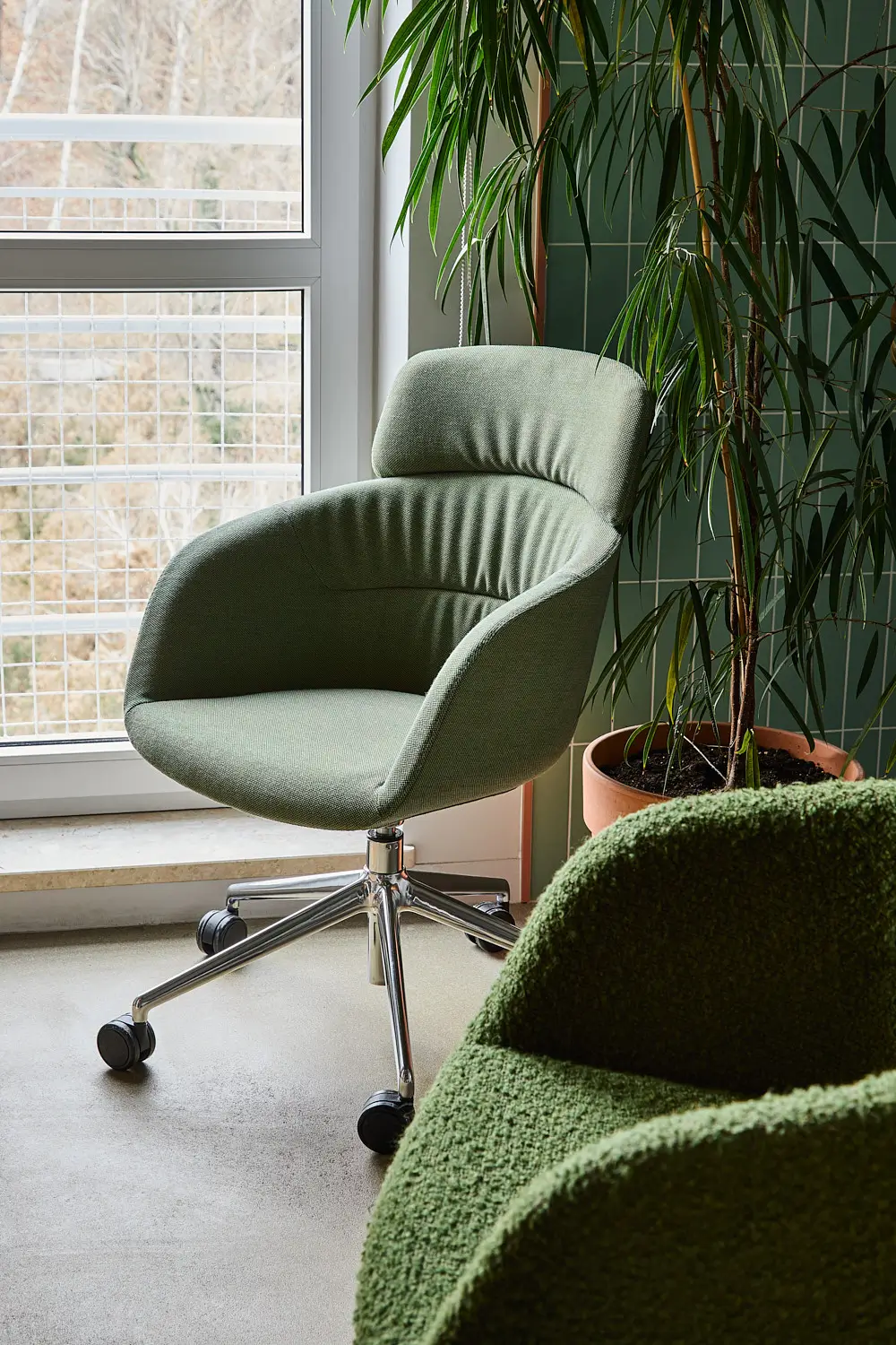 Noti Paxt Soft Stuhl in Grün mit Drehgestell und Rollen – Büro