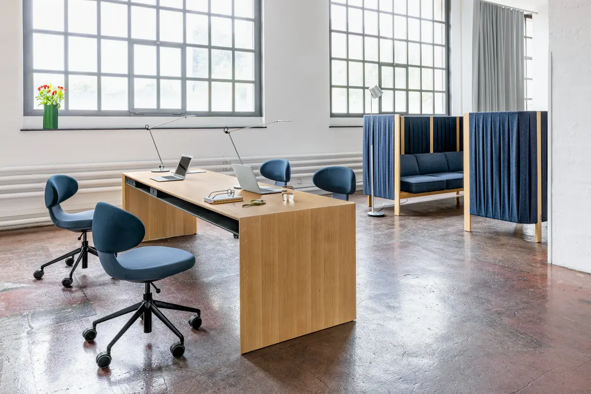 Girsberger Velum Highback Sofa kombiniert mit einem Arbeitsplatz für konzentriertes Arbeiten und Rückzug.