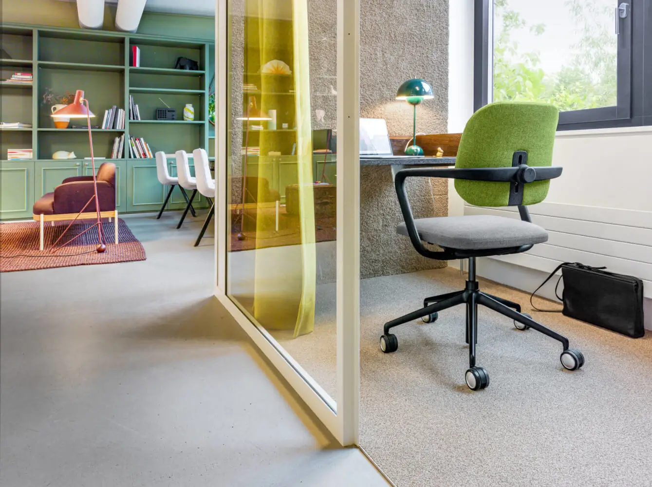 Girsberger Ategra Bürostuhl im Einzelbüro für ergonomisches und konzentriertes Arbeiten.