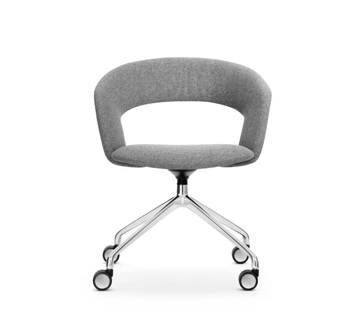 Girsberger Calina Drehstuhl mit 4-Sternfuß und Rollen für flexible Besprechungs- und Meetingbereiche.