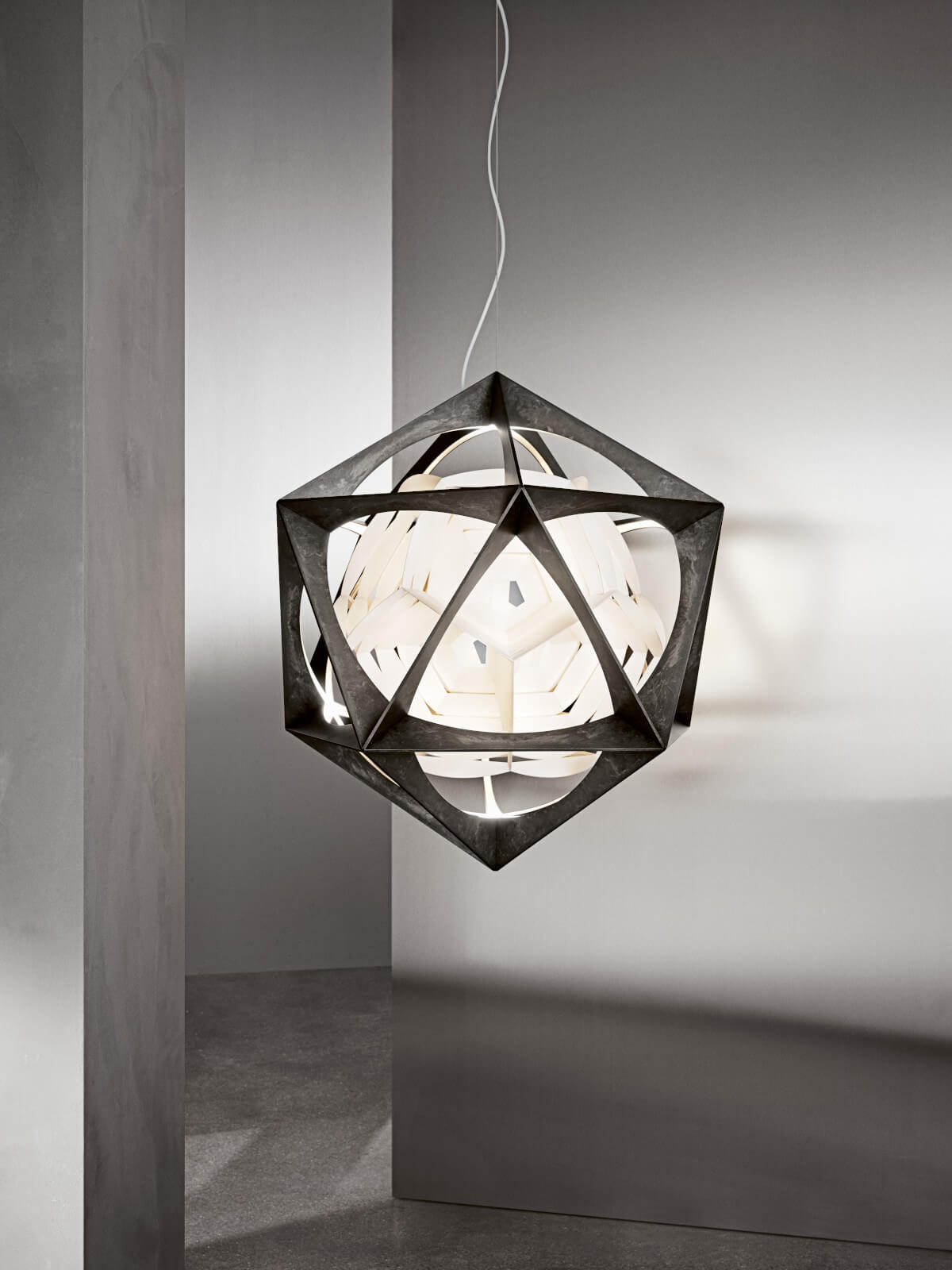 Louis Poulsen OE Quasi Light – ikonische Designerleuchte mit icosahedraler Form und hochwertiger LED-Technik.