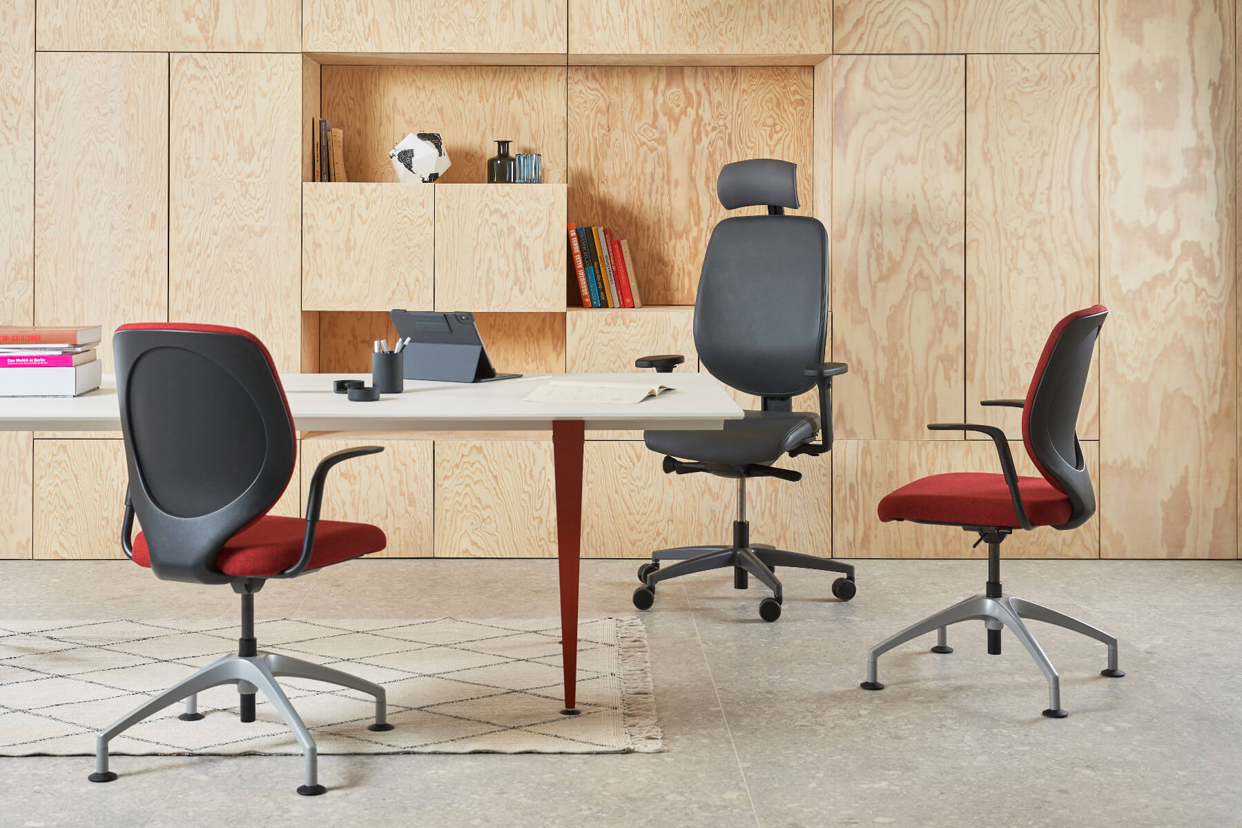 Giroflex Konferenzstuhl 353-3518 mit gepolstertem Rücken für ergonomischen Sitzkomfort im Meeting- und Objektbereich