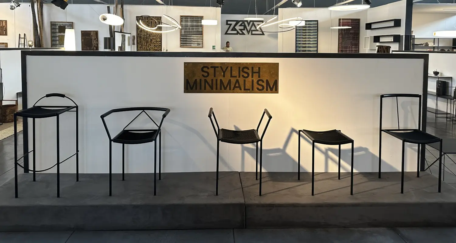 Verschiedene schwarze Sitzmöbel im Zeus Noto Showroom in Mailand mit Zeus Logo im Hintergrund