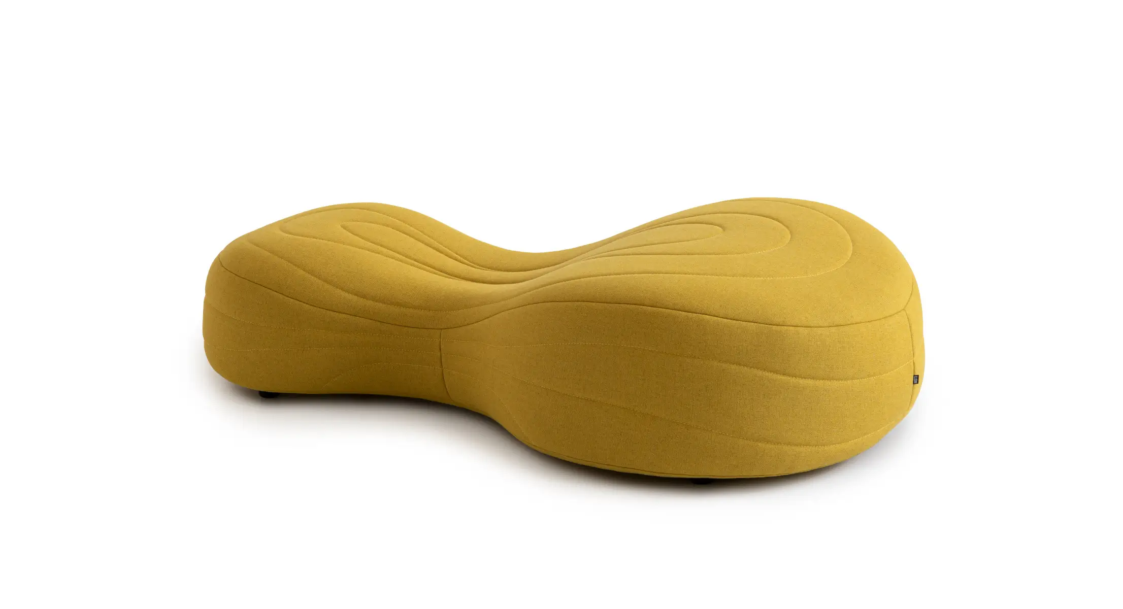 Noti Bouli Sofa 2-Sitzer in Gelb mit dezenten Fußgleitern und organisch geformter Sitzfläche