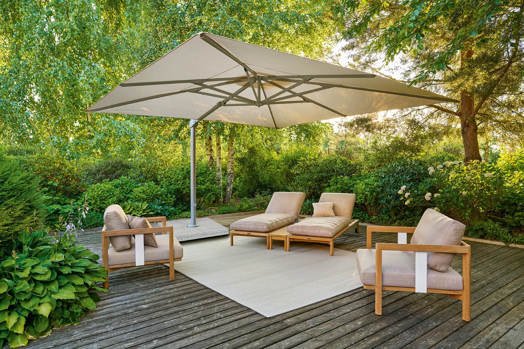 Weishäupl Freiarmschirm über einem Loungebereich auf einer Gartenterrasse