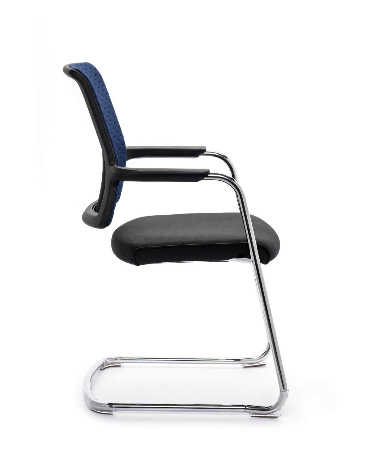 Design-Besucherstuhl JOYCEis3 JC503 von Interstuhl mit atmungsaktivem Netzrücken und stabilem Kufengestell