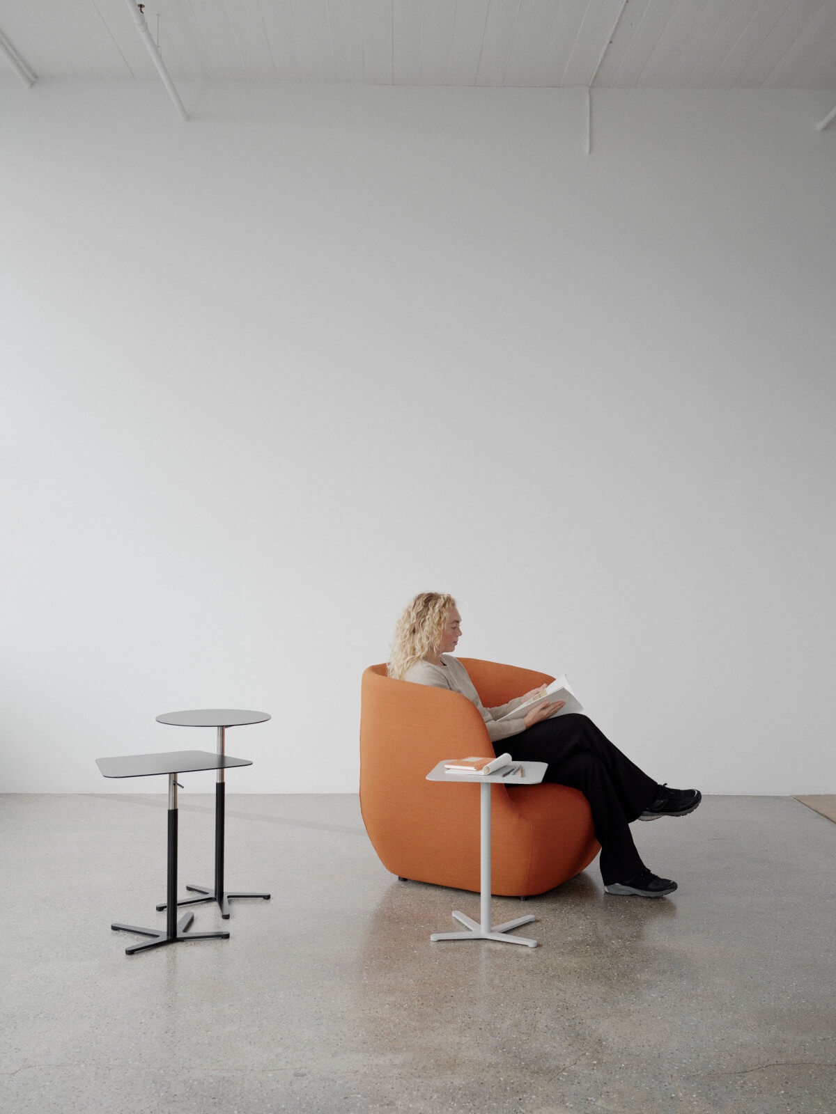 Clay Sofa von Softline, modernes skandinavisches Design, komfortabel, strapazierfähiger Stoff, perfekt fürs Wohnzimmer