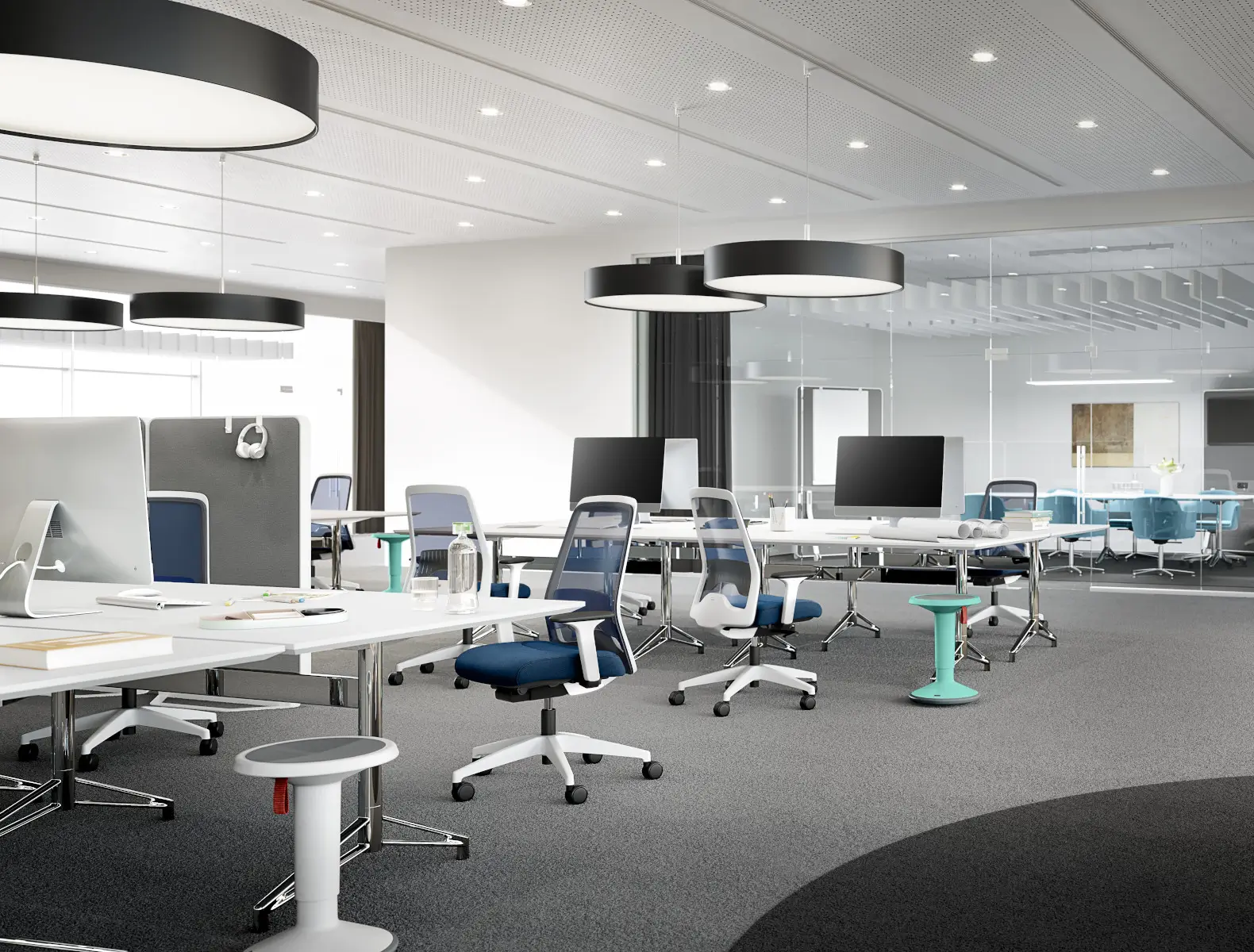 Interstuhl EVERYis1 EV366 Bürostuhl an Arbeitsplätzen in einem modernen Open-Space-Büro
