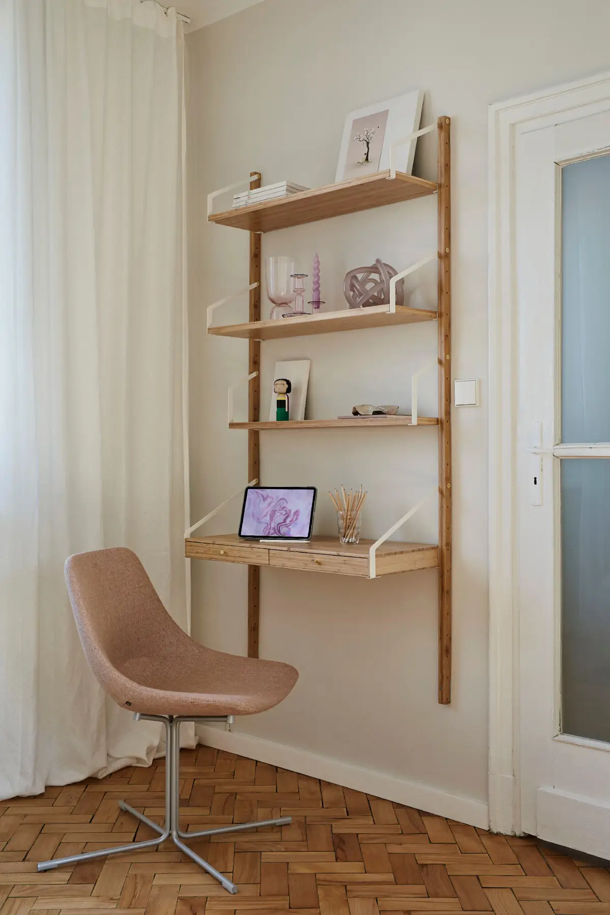 Noti Mishell Stuhl mit Kreuzgestell an einem Arbeitsplatz im Homeoffice