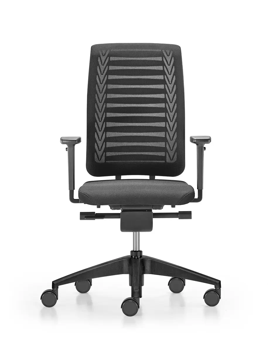 Girsberger Reflex Bürostuhl in Schwarz mit Netzrücken und Armlehnen in der Vorderansicht