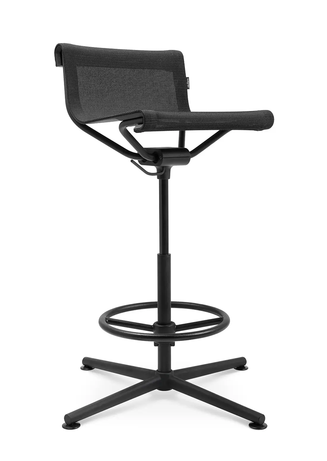 Wagner d1 Highstool hoch mit ergonomischer Netzbespannung, Fußring und höhenverstellbarem 4-Stern-Gestell in Schrägansicht.