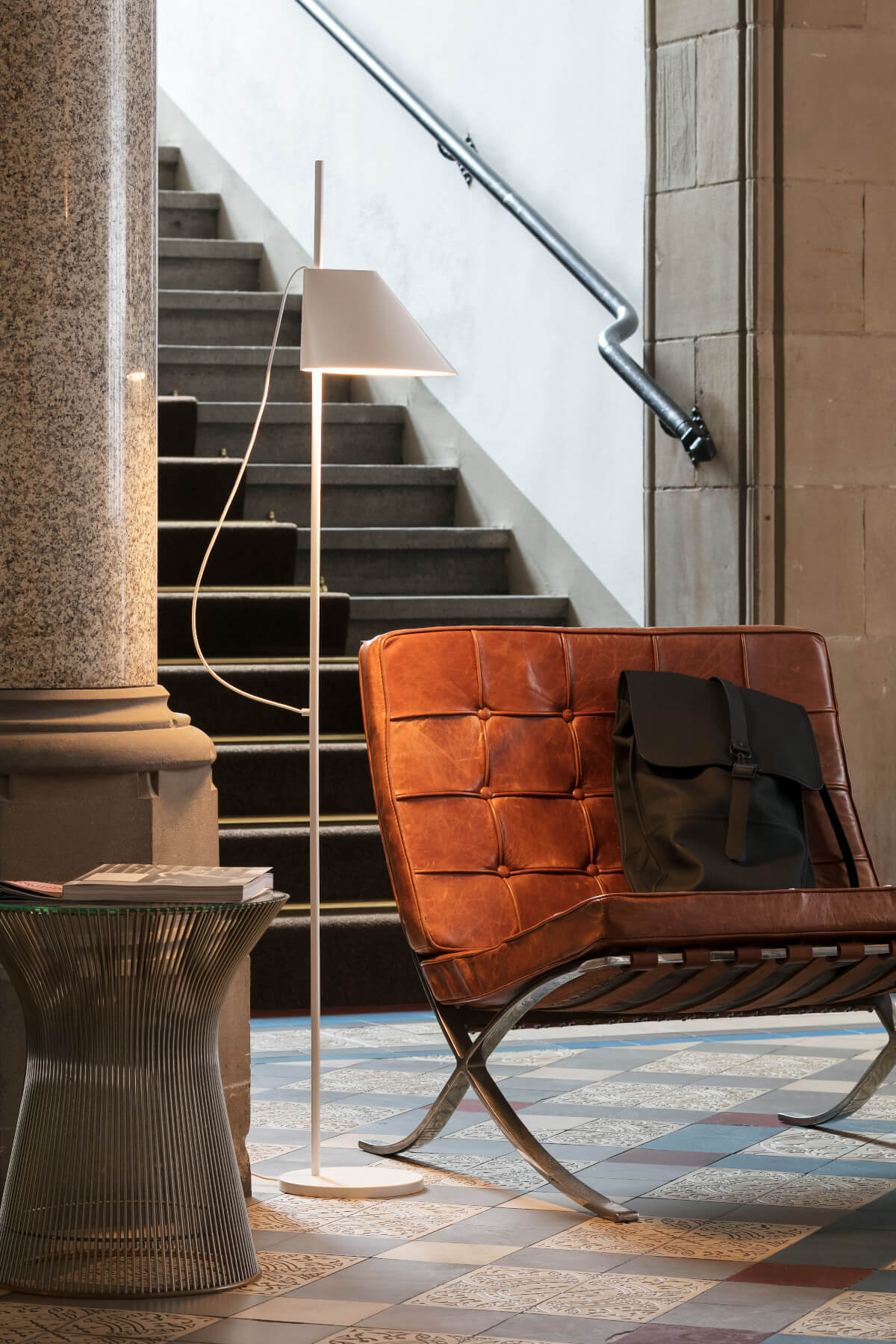 Louis Poulsen Yuh Stehleuchte in modernem Design mit verstellbarem Kopf für flexible Lichtausrichtung.