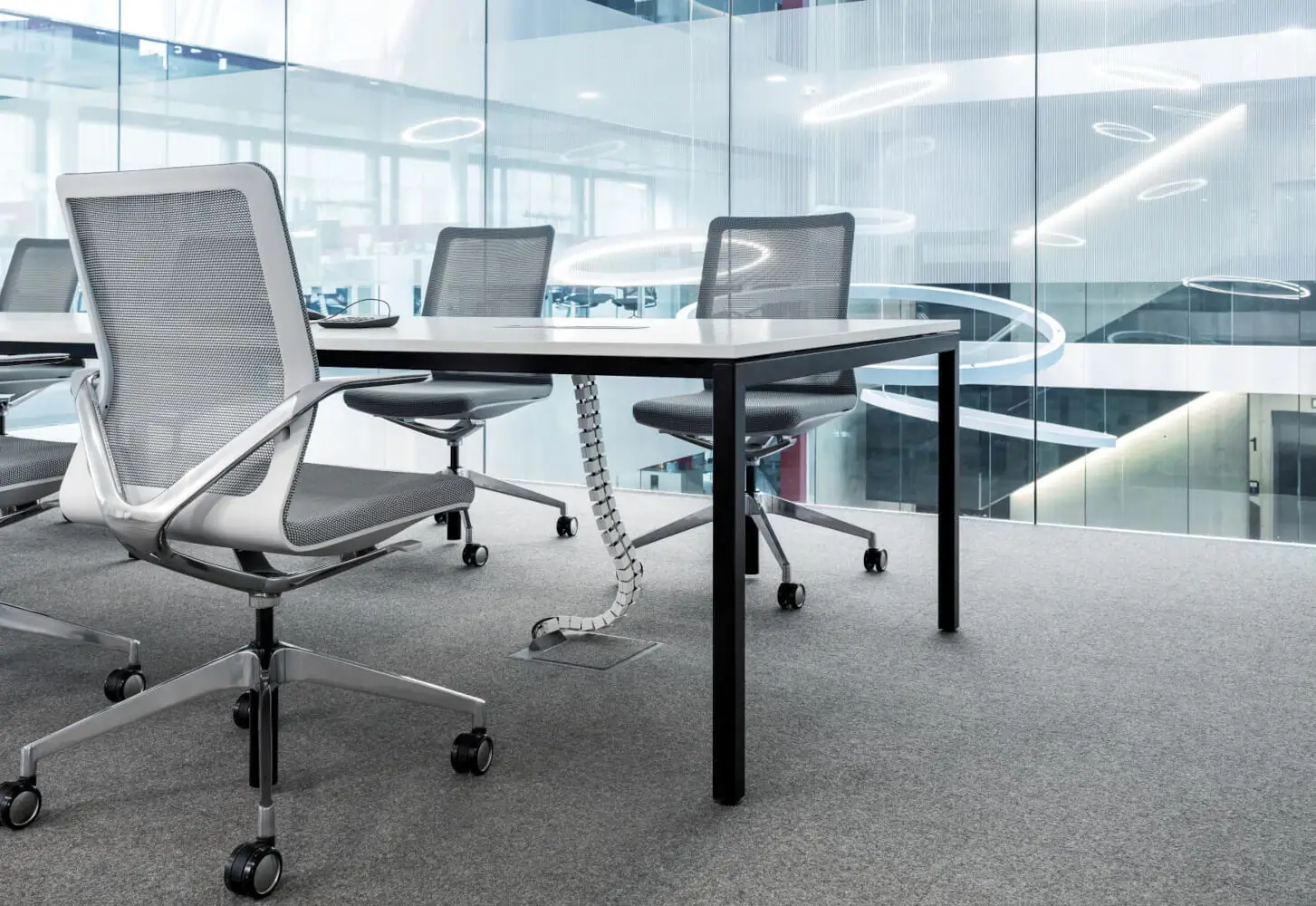 Girsberger Linq Bürostühle mit Netzrücken in einer modernen offenen Büroumgebung