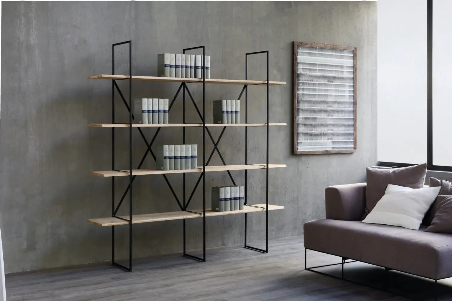 Zeus Slim Irony Bücherregal als elegantes Designregal in einem modernen Wohnzimmer.