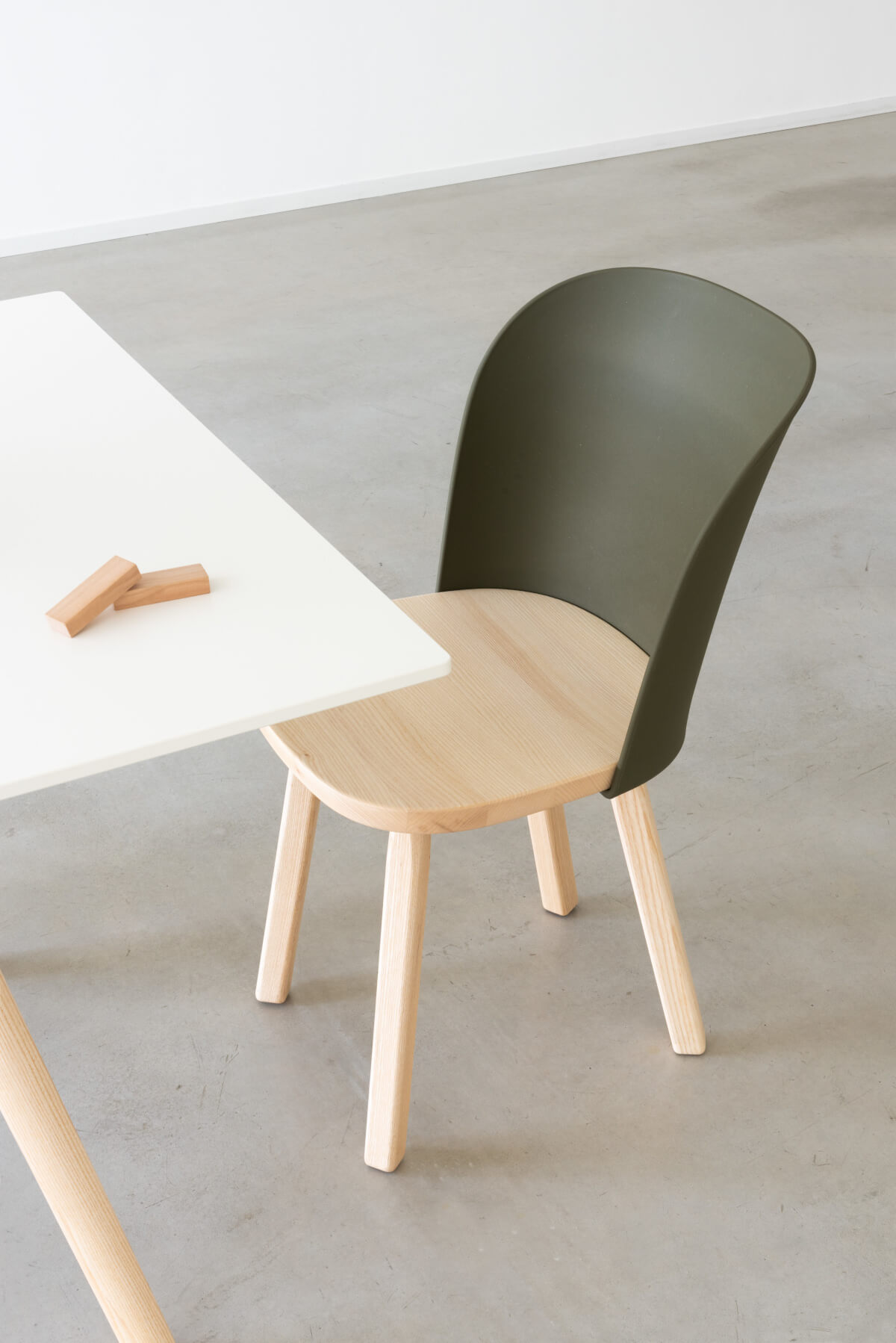 Moderner Magis Alpina Stuhl, flexibel einsetzbar, komfortabel und hochwertig – ideal für Esszimmer, Büro oder Lounge