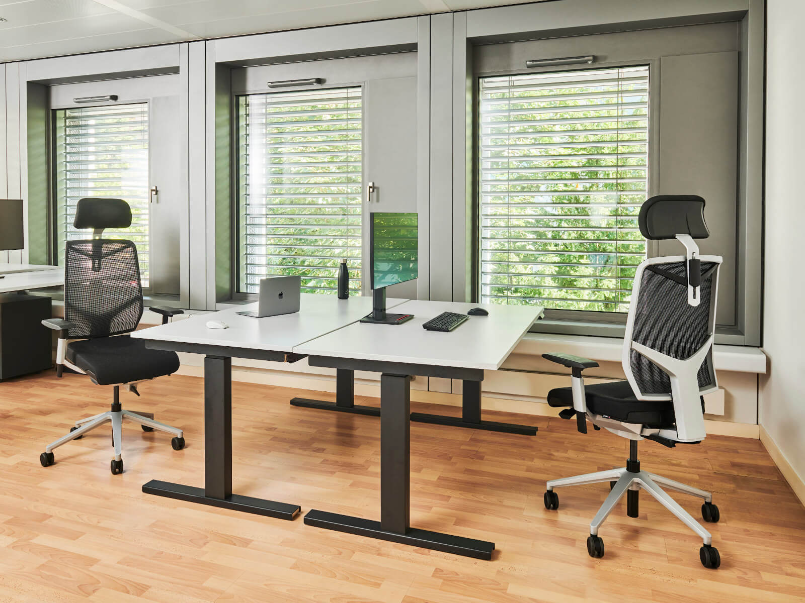 Giroflex 68-3519 Bürodrehstuhl mit Netzrücken, ergonomisches Design für gesundes Sitzen im Büroalltag