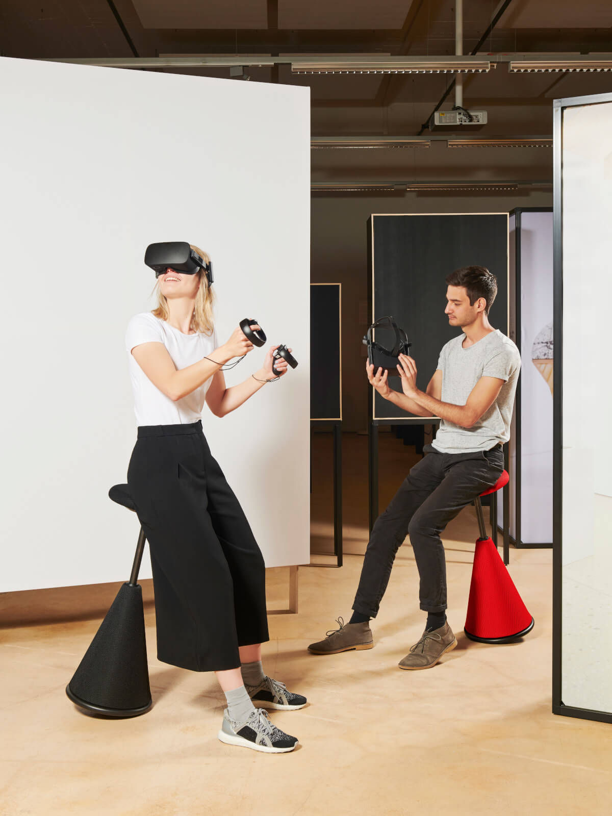 Giroflex 10-2020 Stehhocker höhenverstellbar mit ergonomischem Sitz für Büro und Steharbeitsplatz