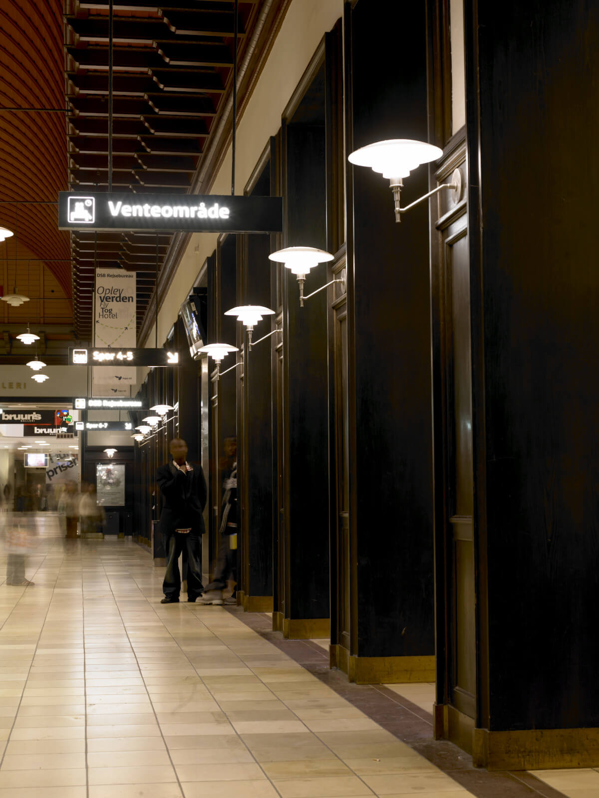 PH 3/2 Wandleuchte von Louis Poulsen, klassische skandinavische Lampe für hochwertiges, diffuses Licht.