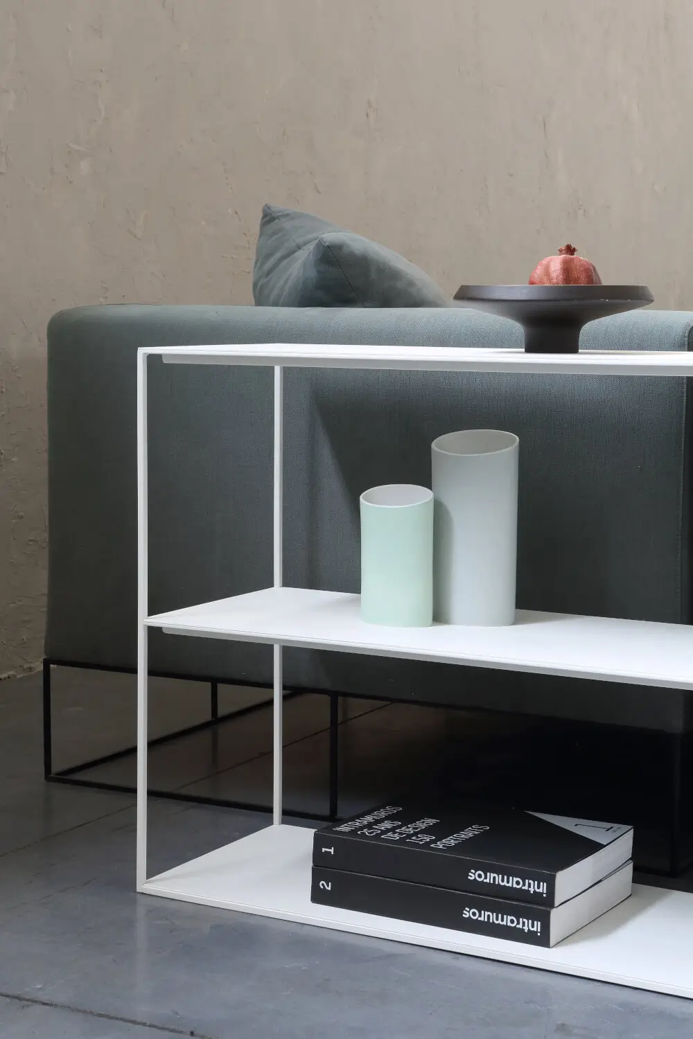 Detailansicht des Zeus Slim Irony Sideboards mit filigraner Stahlkonstruktion und offenen Fächern