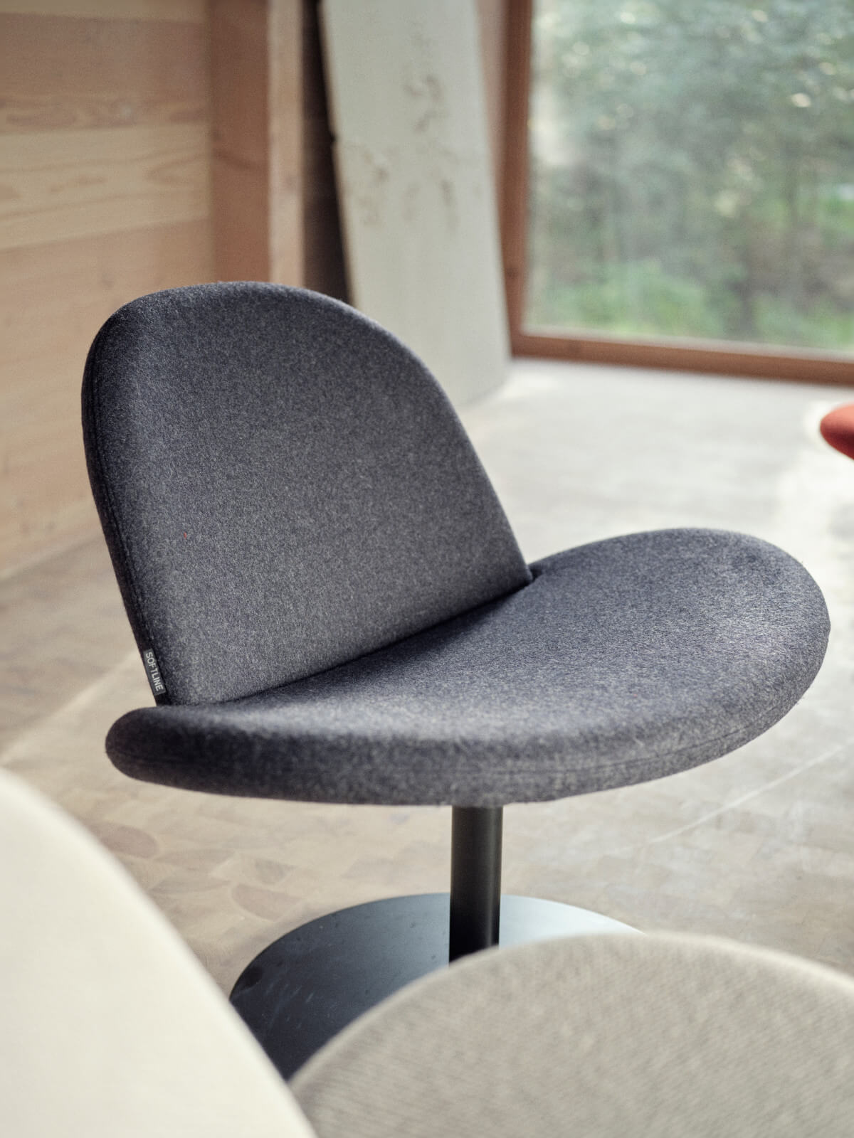 Softline Orlando Drehsessel, moderner Polstersessel mit klaren Linien, ideal für stilvolle Wohn- und Loungebereiche