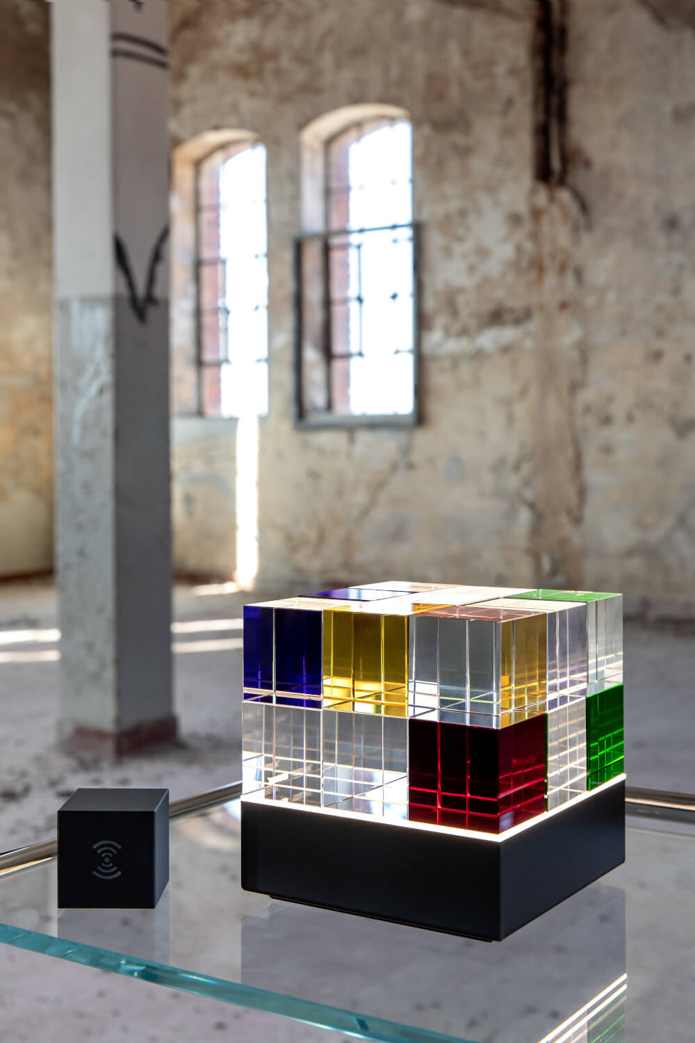 Tecnolumen Cubelight Move Black Edition als skulpturale Designleuchte im Raum