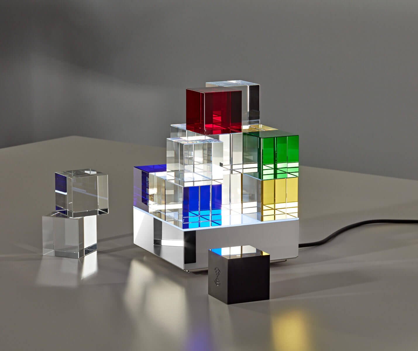 Detailansicht der Glaswürfel und Metallbasis der Tecnolumen Cubelight Move MSCL 3 Tischleuchte