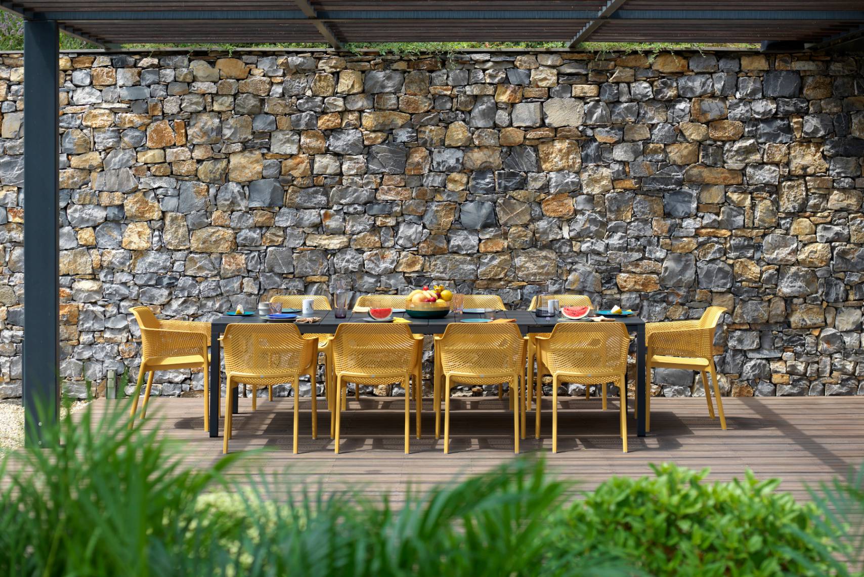 Nardi Net Armlehnstuhl – Modernes Terrassen-Design Nardi Net Armlehnstuhl auf Terrasse, modern, funktional und farbenfroh – hochwertiges Material