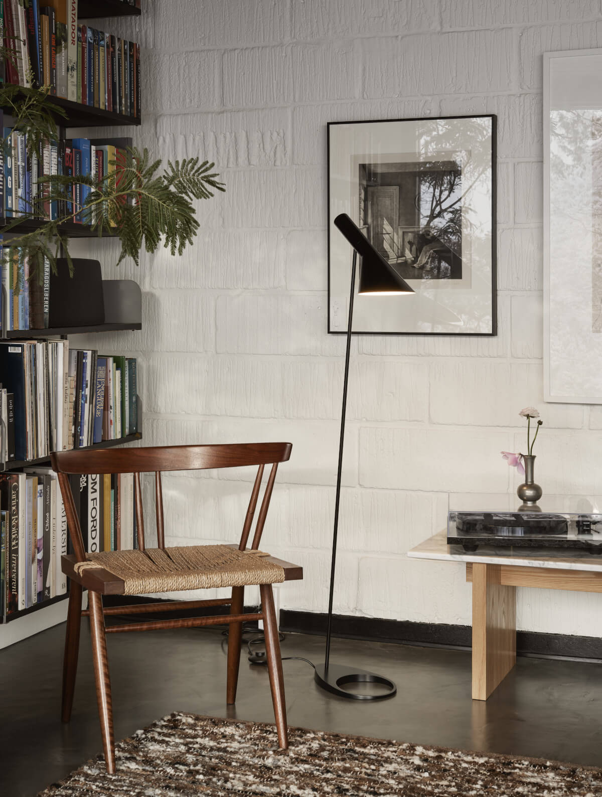 Louis Poulsen AJ Stehleuchte, ideal für Wohnzimmer und Büro mit dimmbarem, warmem Licht.