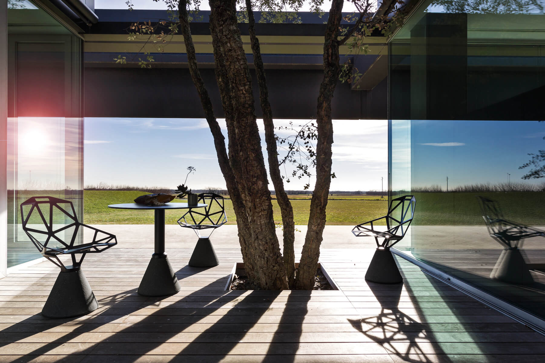 Magis Table One im stilvollen Esszimmer, hochwertig verarbeitet, leicht und elegantes Design aus Italien