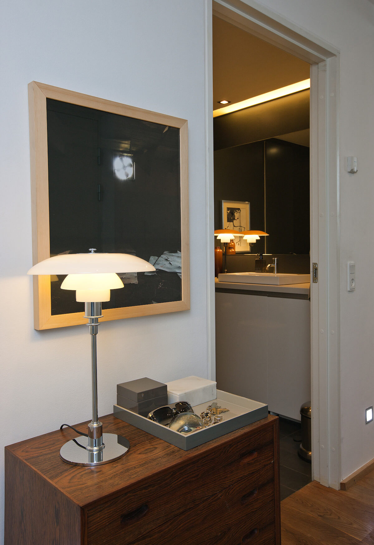 Designer-Tischleuchte PH 3/2 von Louis Poulsen mit Metall-Schirm, ideal für stimmungsvolle Ambientebeleuchtung.