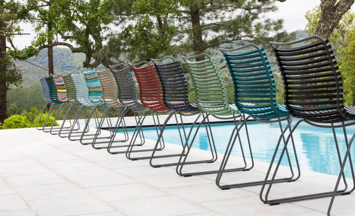 Farbvarianten moderner Gartenmöbel Stühle aus Metall im Outdoorbereich am Pool