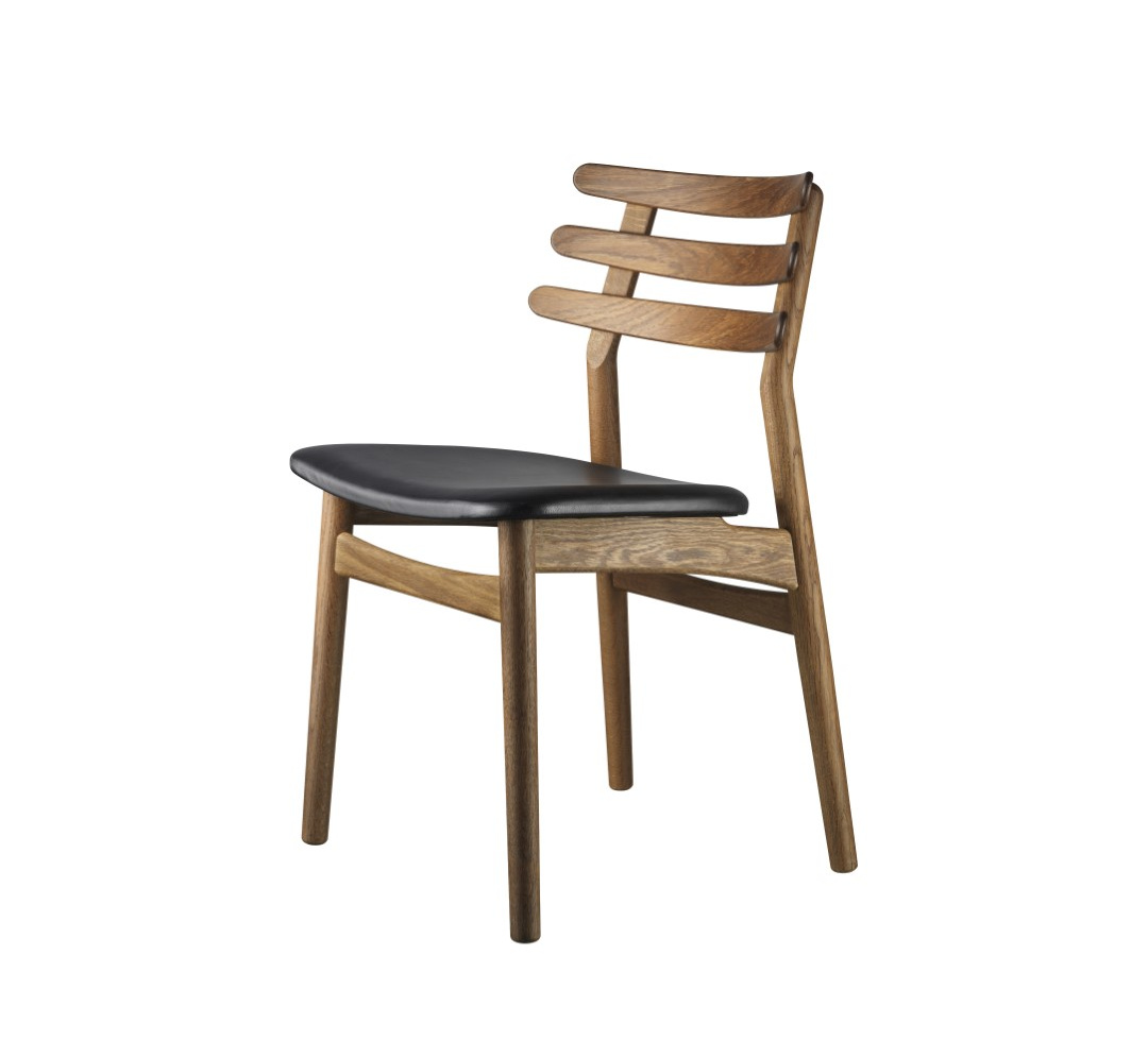 FDB Møbler J48 Stuhl, ergonomisch, FSC®-Eiche geräuchert, Leder schwarz, nachhaltig, funktional, nordisch