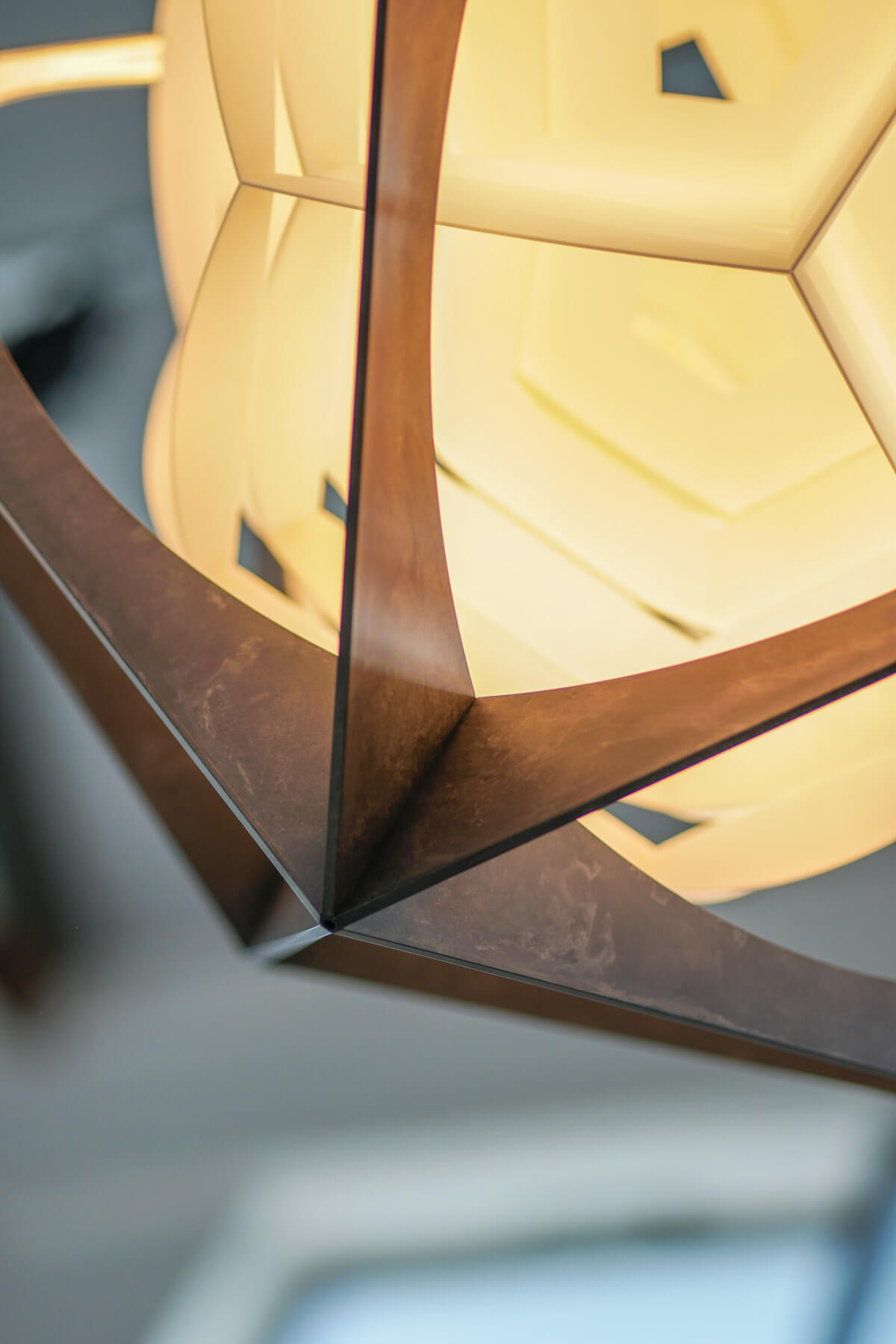 Skulpturale OE Quasi Light Pendelleuchte von Louis Poulsen mit reflektierendem Kern für atmosphärisches Licht.